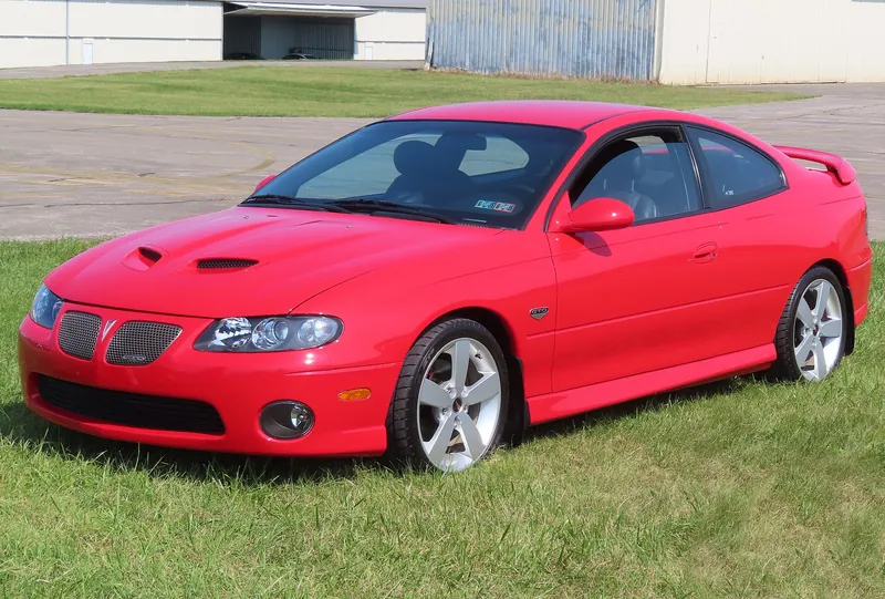 Pontiac GTO, coupé, widok z przodu i z boku